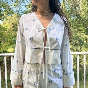 White and blue crop top with flared sleeves and tie front, pants vintage Fabric